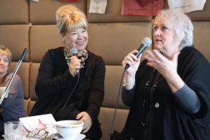 Patricia Powers avec Francine Ruel, lors d’une entrevue d’auteur au Clément-Morin de Trois-Rivières. Photo: M. Lortie