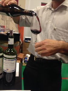 Un producteur de vin fait déguster son produit. Photo: Marie-Philippe Bibeau