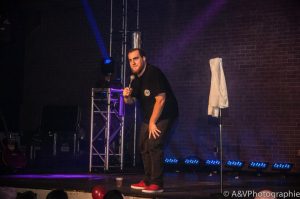 Phil Roy avec son énergie déjantée était tout sourire lors de sa prestation dans le cadre du Carnaval Étudiant 2015 de l’UQTR. Photo: A&V Photographie