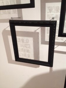 Un des cadres transparents qui révèle des portraits grâce à la lumière. Photo: M.-C. Perras