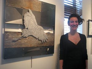 Valé-Ri Liard en compagnie de son œuvre «Hors du temps», présentant un autre des éléments récurrents de son travail, les oiseaux. Photo: N. Tranchemontagne