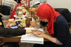 Une représentante du Maroc, Alhassania Khouiyi, tatouait les étudiants au henné. Photo: É. Lefrançois