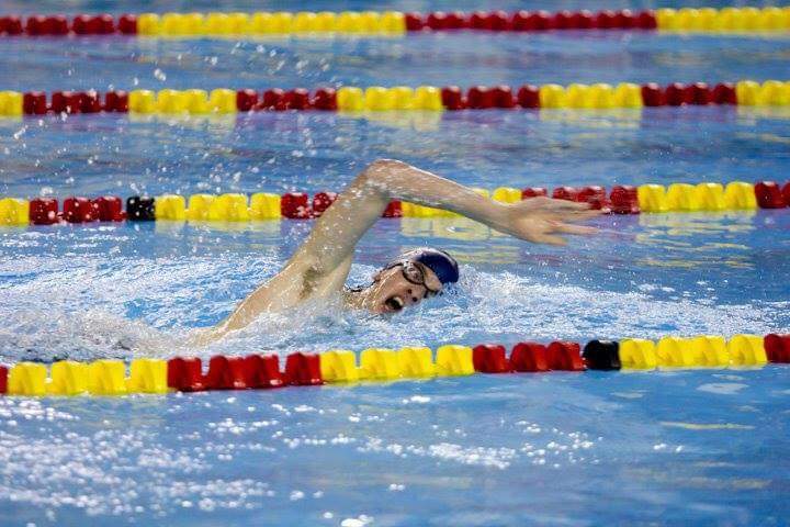 Bon début de saison pour le nageur Alex Gélinas qui a obtenu une 5e position au 50m dos. Photo: Patriotes