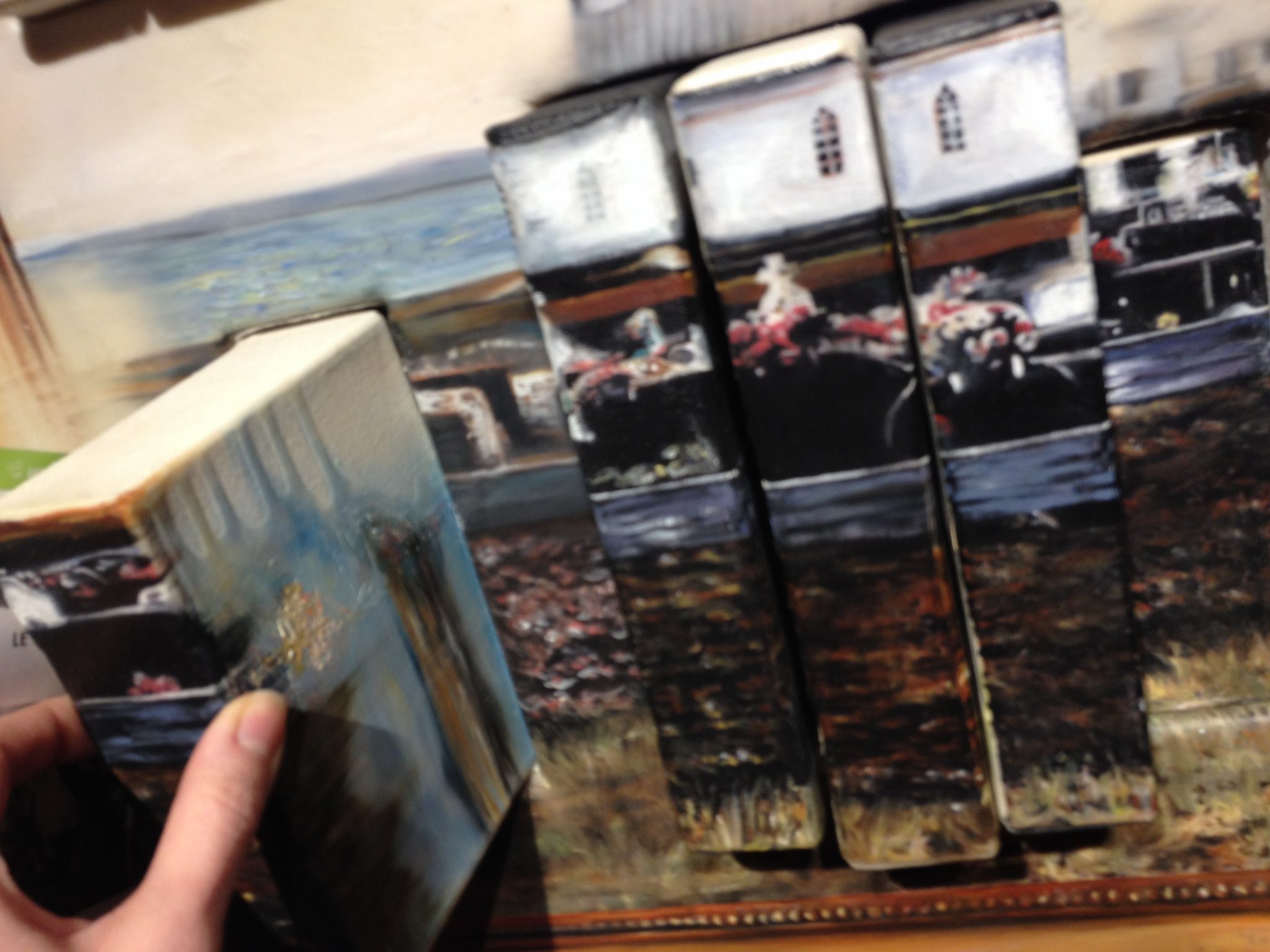 Les livres-toiles insérés dans l’œuvre permettent de déplacer les images laissées par les souvenirs. Photo: M.-C. Perras