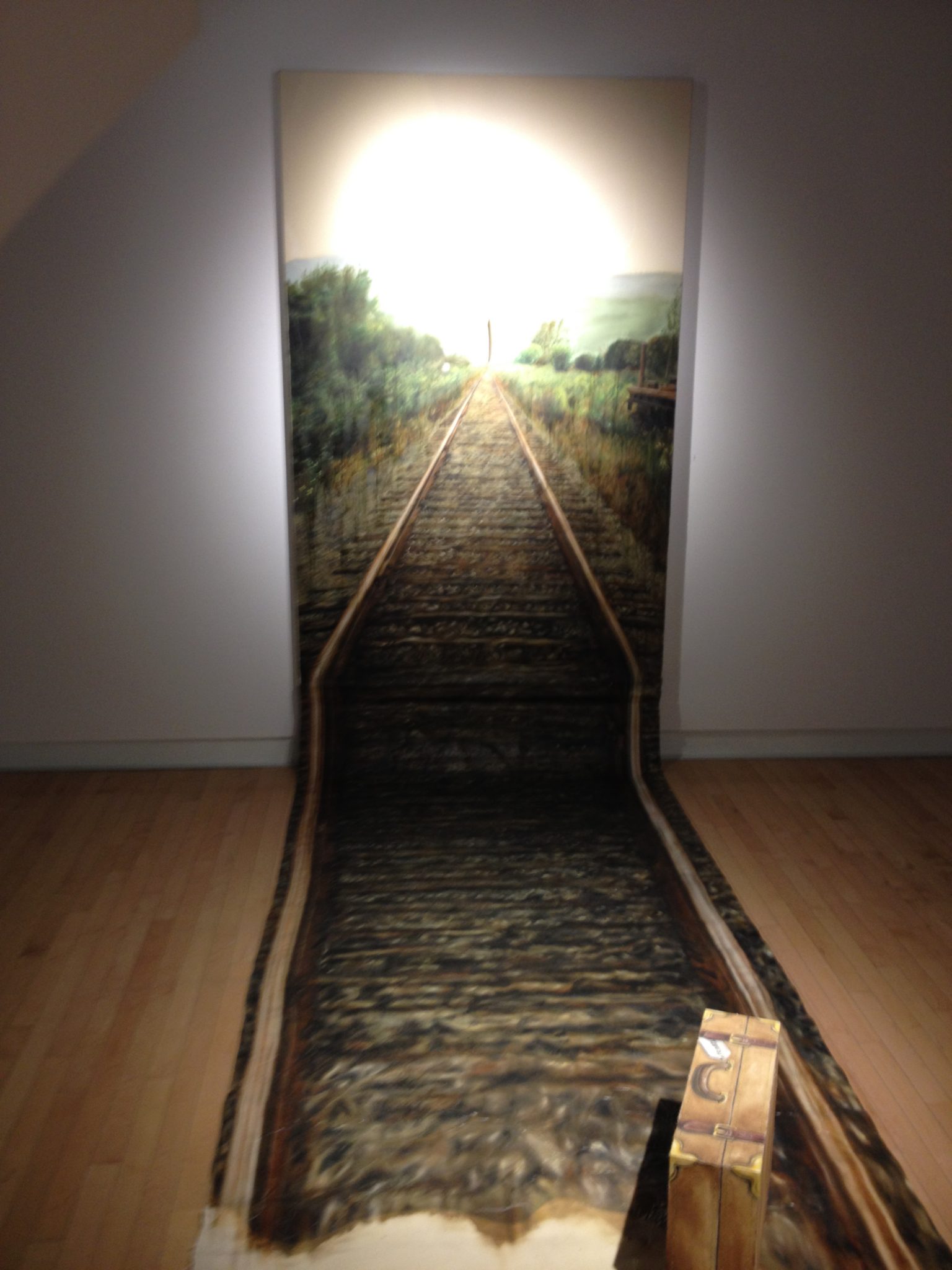 La toile sur le sol et le dispositif de ces deux œuvres conjointes accentuent l’immersion du spectateur.Photo: M.-C. Perras