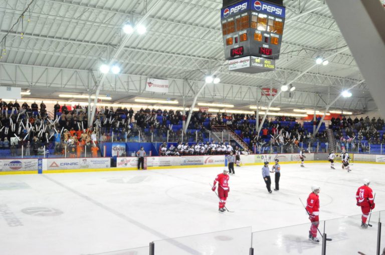 Hockey ⎯ Match du Carnaval étudiant entre les Patriotes et les Redmen de McGill: Les Patriotes se moquent des Redmen