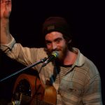 Quart de finale des Mardis de la Relève #5: Une guitare acoustique, un micro